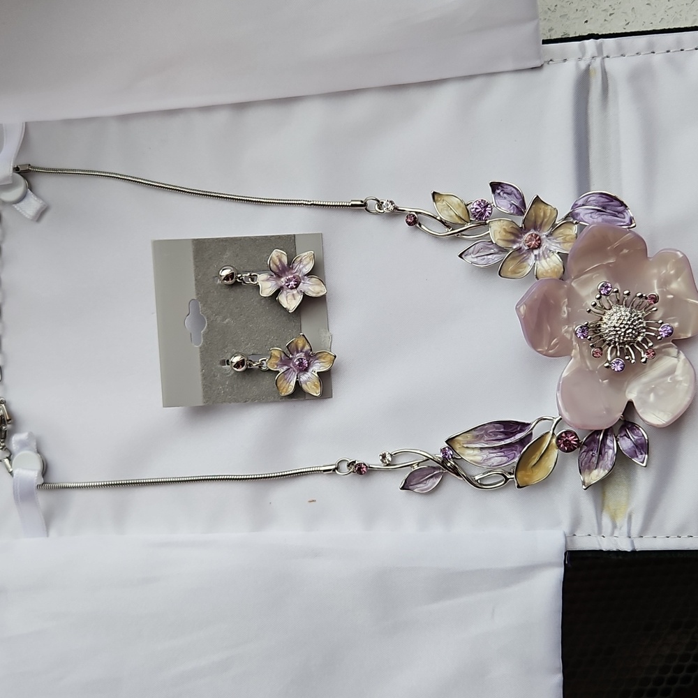 Allé Fine Jewelry Floral Inspired Necklace With Matching Earrings - Picture 3 of 10